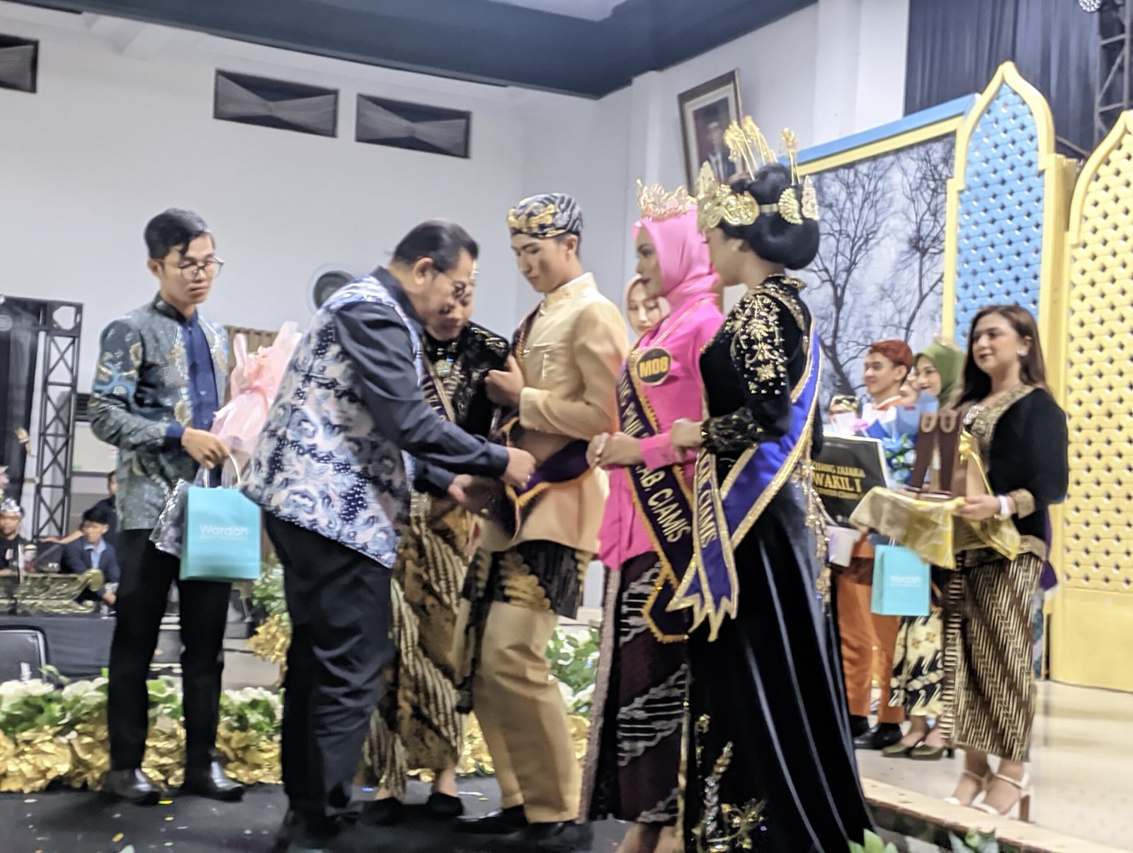 Pj Bupati Ciamis, menyematkan selendang untuk juara MoKa Ciamis 2024. Foto: Febri/berandaperistiwa