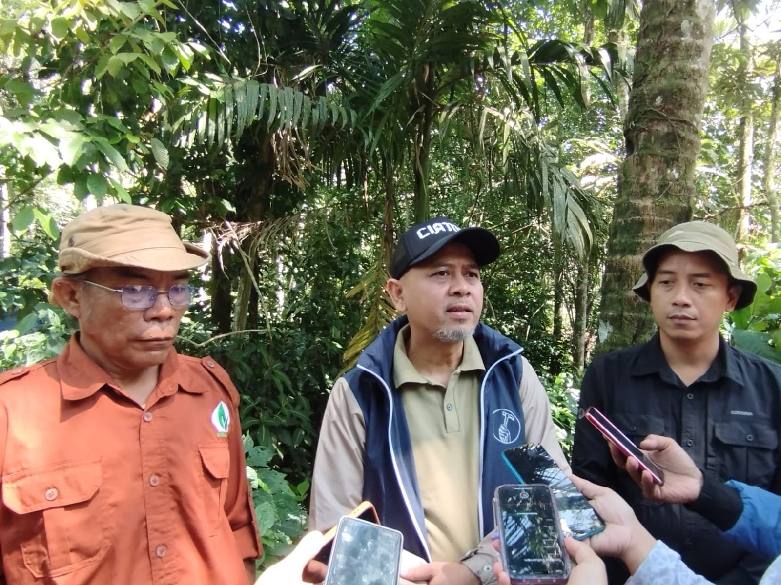 Ketua Pedal Gas, Kang Noer JM (kiri) bersama Direktur Perumdam Tirta Galuh, Amsi Yudi (tengah) dan Sekmat Sindangkasih, Irfan (kanan). Foto: Sinta/berandaperistiwa