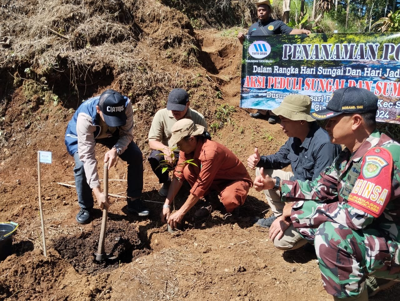 Aksi penanaman pohon di rangkaian peringatan HUT ke-36 Perumdam Tirta Galuh dan HSN tahun 2024. Foto: Sinta/berandaperistiwa