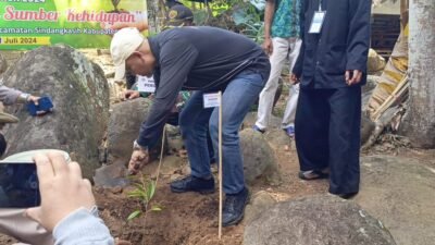 Direktur Utama Perumdam Tirta Galuh, Amsi Yudi Purwanto melakukan penanaman pohon. Foto: Febri/berandaperistiwa