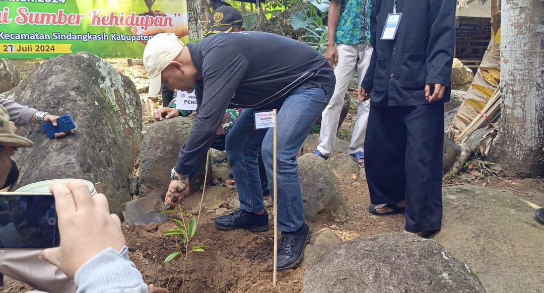 Direktur Utama Perumdam Tirta Galuh, Amsi Yudi Purwanto melakukan penanaman pohon. Foto: Febri/berandaperistiwa