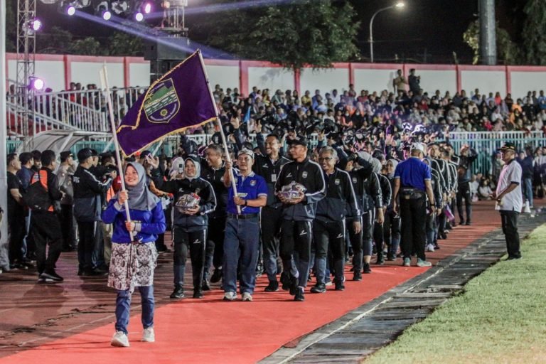 Kontingen Kabupaten Ciamis saat opening ceremony Porsenitas XI KUNCI BERSAMA di Kabupaten Cilacap. Foto: DiskominfoCiamis