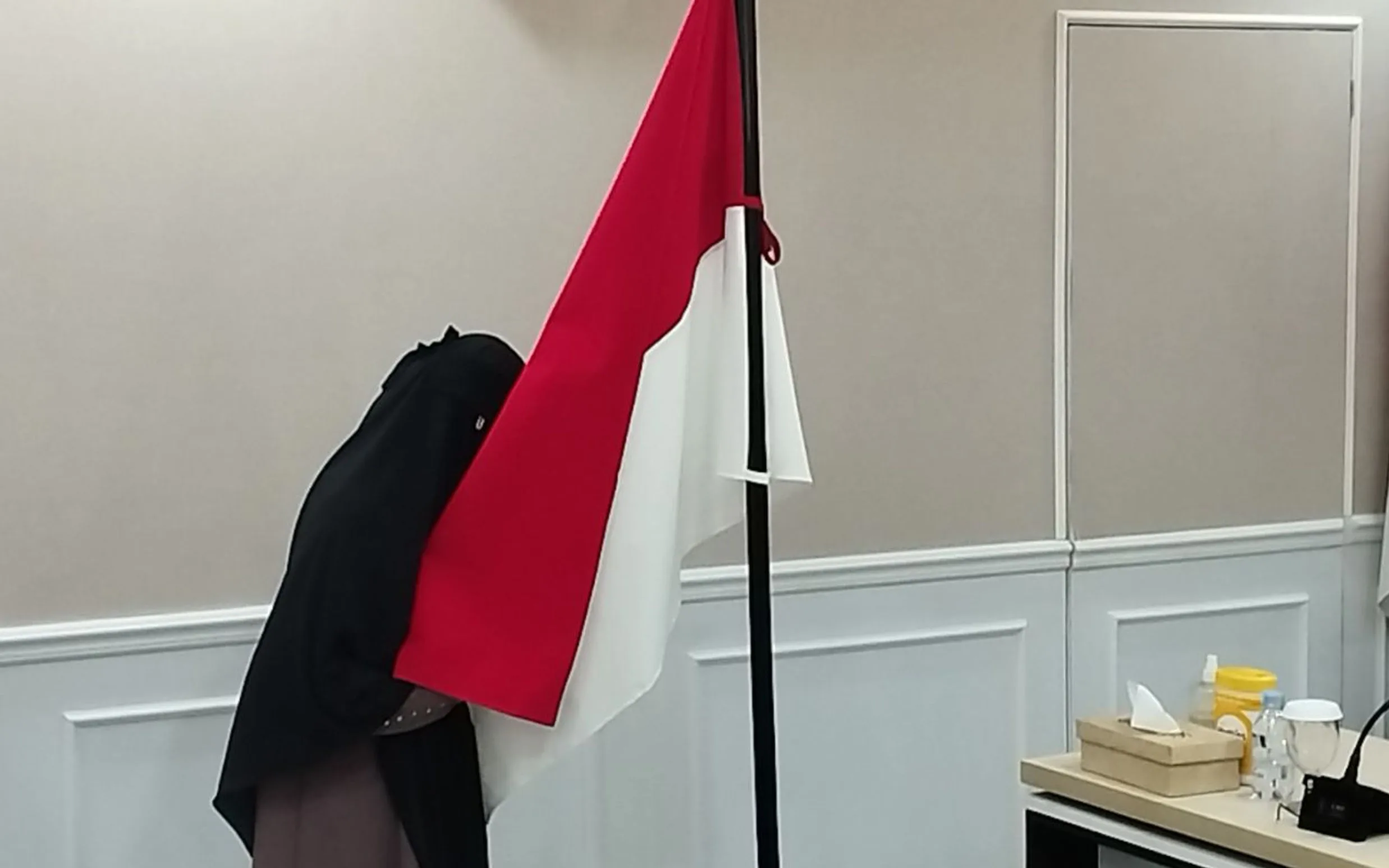 Siska Nur Azizah mencium bendera merah putih usai mengucapkan ikrar setia pada NKRI. Foto: Febri/berandaperistiwa