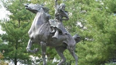 Patung Sybil Ludington di Danbury/image credit: pinterest