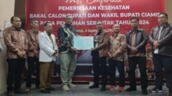 Tim dokter RSUD Ciamis bersama jajaran komisioner KPU mengumumkan hasil tes kesehatan Herdiat-Yana/foto: ist