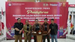 Ketua KPU Ciamis, Oong Ramdani (tengah) bersama jajaran KPU mengumumkan penutupan masa perpanjangan pendaftaran bakal calon Bupati/Wakil Bupati Pilkada Ciamis 2024/foto: ist