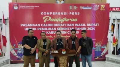 Ketua KPU Ciamis, Oong Ramdani (tengah) bersama jajaran KPU mengumumkan penutupan masa perpanjangan pendaftaran bakal calon Bupati/Wakil Bupati Pilkada Ciamis 2024/foto: ist