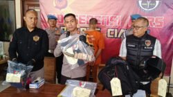 Kapolres Ciamis, AKBP Akmal menunjukan barang bukti pelaku Curas di Alfamart Cimanggu, Linggasari saat konferensi pers/foto: ist