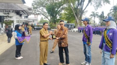 Pemberian plakat KKN periode 2 tahun ajaran 2023-2024 oleh perwakilan Unigal ke perwakilan Pemkab Ciamis/foto: istimewa