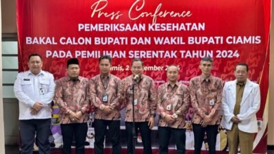 Ketua KPU Ciamis, Oong Ramdani (tengah) bersama jajaran komisioner memberikan keterangan terkait tahapan tes kesehatan Bapaslon Pilkada Ciamis 2024/foto: ist