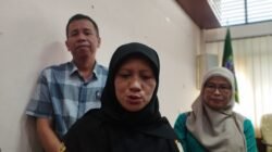 Kepala Balai Riset Perikanan Budidaya Air Tawar dan Penyuluhan Perikanan Bogor, Dr. Sri Pudji Sinarni Dewi (depan) bersama Kepala Disnakan Ciamis, Giyatno usai rapat koordinasi program SFV di Opp Room Setda Ciamis. (Foto: Istimewa)