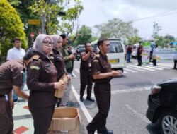 Kejari Ciamis Kampanye Antikorupsi, Bagikan Stiker dan Merchandise kepada Pengguna Jalan