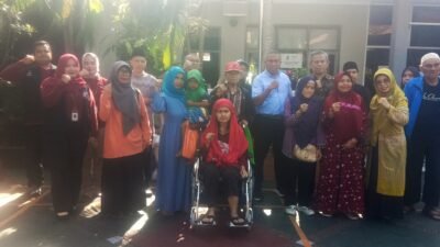 Dinsos Ciamis bersama Sentra Phalamartha Sukabumi menyalurkan bantuan ATENSI untuk penyandang disabilitas. (Foto: Abid)