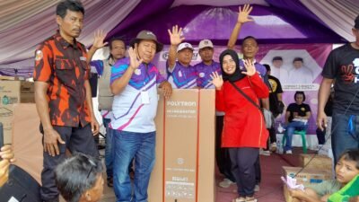 Salah seorang peserta jalan sehat di HUT FJG ke-5 mendapat hadiah kulkas. (Foto: Istimewa)