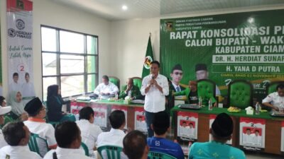 Calon bupati Ciamis di Pilkada 2024, Herdiat Sunarya menyampaikan orasi politik di acara konsolidasi kader PPP Ciamis. (Foto: Istimewa)