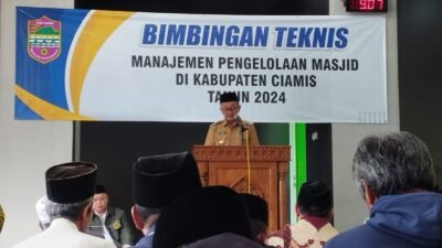 Pj Bupati Ciamis Budi Waluya membuka Bimtek Manajemen Pengelolaan Masjid. (Foto: Istimewa)