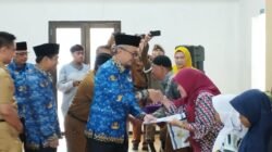 Pj Bupati Ciamis, Budi Waluya menyerahkan uang kadeudeuh untuk purna bakti dan ahli waris. (Foto: Istimewa)