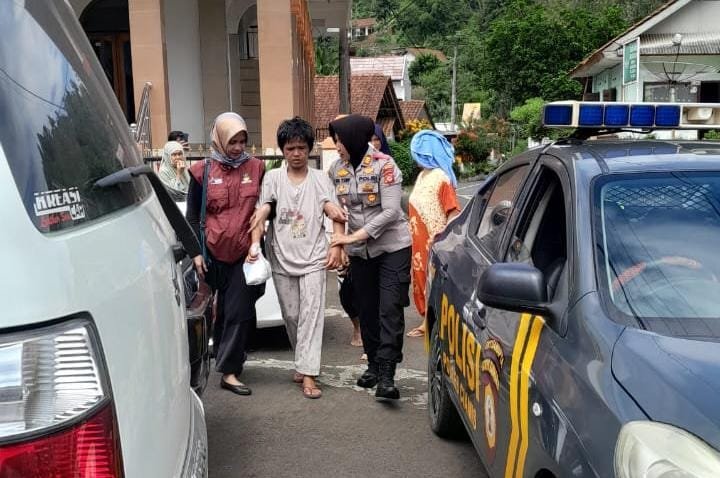 Polsek Kawali amankan ODGJ di Sadewata yang resahkan warga. (Foto: Humas Polres Ciamis)