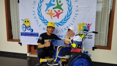 Penerima manfaat kursi roda adaptif berfoto bersama pekerja sosial dari Global Village Foundation Bali. (Foto: Istimewa)