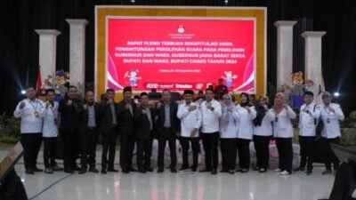 Jajaran KPU Ciamis berfoto bersama jajaran Bawaslu usai rapat pleno terbuka rekapitulasi hasil Pilkada Serentak 2024. (Foto: Istimewa)