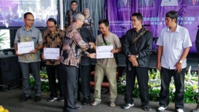 Pj Bupati Ciamis, Budi Waluya menyerahkan hadiah kepada para wajib pajak pemenang undian program Galuh Go Digital. (Foto: Istimewa)