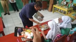 Ketua DPRD Ciamis, Nanang Permana memantau pelaksanaan program Makan Bergizi Gratis (MBG) di TK Merpati Banjarsari, Ciamis. (Foto: Istimewa)