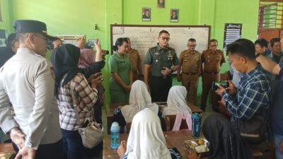 Dandim 0613 Ciamis, Letkol Inf. Afiid Cahyono melakukan monitoring lounching MBG di Kecamatan Banjarsari. Dia meminta masyrakat waspada penipuan berkedok program MBG. (Foto: Abid/Berandaperistiwa.com)