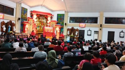 Untuk pertama kalinya, seni pertunjukan tradisional Wayang Potehi dipentaskan di Ciamis dalam Pagelaran Seni Budaya Tionghoa Nusantara di Gereja St. Yohanes, Selasa (11/2/2025). (Foto: Istimewa)