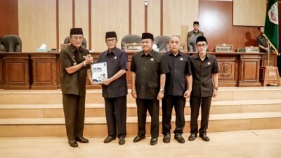 Bupati Ciamis, Herdiat Sunarya menyerahkan dokumen Rancangan Awal RPJMD 2025-2029 kepada ketua DPRD Ciamis, Nanang Permana. (Foto: Istimewa)