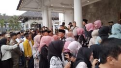 Bupati Ciamis Herdiat Sunarya menggelar silaturahmi dan buka puasa bersama warga di hari pertama kerja. (Foto: Abid)