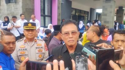 Bupati Ciamis, Herdiat Sunarya, menyoroti sikap Kepala Kantor Cabang Dinas (KCD) Pendidikan Wilayah XIII Jawa Barat yang dinilai tidak responsif terhadap berbagai undangan resmi dari Pemkab Ciamis, Rabu (18/6/2025). (Foto: Ist)
