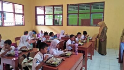 Siswa SDN 1 Kepel Cisaga menyantap makan bergizi gratis (MBG). Baru satu dapur beroperasi di Cisaga, SPPG Mulyajaya di Desa Sidamulya. (Foto: Abid/Berandaperistiwa.com)