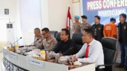 Kapolres Ciamis, AKBP Akmal, membeberkan kasus Seorang gadis berusia 12 tahun berinisial AA di Ciamis, Jawa Barat, kini hamil tiga bulan setelah menjadi korban persetubuhan oleh dua remaja, SS (21) dan FR (15), Kamis (19/6/2025) di Mapolres Ciamis. (Foto: Foto: Ist)