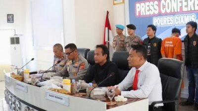 Kapolres Ciamis, AKBP Akmal, membeberkan kasus Seorang gadis berusia 12 tahun berinisial AA di Ciamis, Jawa Barat, kini hamil tiga bulan setelah menjadi korban persetubuhan oleh dua remaja, SS (21) dan FR (15), Kamis (19/6/2025) di Mapolres Ciamis. (Foto: Foto: Ist)