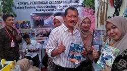 Buku Restorasi Organisasi karya Nanang Heryanto, seorang kepala sekolah sekaligus aktivis pendidikan dari Lakbok, Kabupaten Ciamis, mencuri perhatian dalam Expo Pendidikan Ciamis 2025, Rabu (Abid/Berandaperistiwa.com)