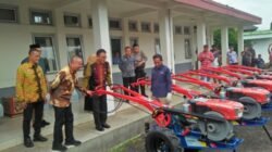 Bupati Ciamis, Herdiat Sunarya menyerahkan secara simbolis bantuan alsintan dari Kementan RI melalui aspirasi H. Rina Sa'adah, Kamis (19/6/2025) di halaman Aula Dinas Pertanian. (Foto: Abid/Berandaperistiwa.com)