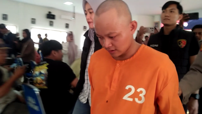 NHN (25) guru ngaji asal Cihaurbeuti Ciamis, ditangkap polisi pada Selasa (18/6/2025) atas dugaan melakukan tindak asusila terhadap muridnya, MK (15), seorang santri asal Tasikmalaya. (Foto: Abid/Berandaperistiwa.com)