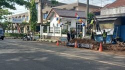 Tim teknis Perumdam Tirta Galuh Ciamis sedang melakukan perbaikan pipa utama yang bocor di Jalan Jenderal Soedirman, Selasa, 15 Juli 2025. (Foto: Ist)