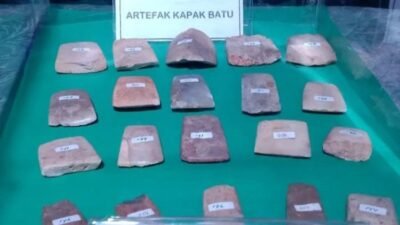 Koleksi kapak persegi dari Situs Tambaksari Ciamis tersimpan rapi di SMPN 1 Tambaksari. (Foto: Ist)