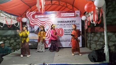 Penampilan tarian tradisional dan musik dari warga turut memeriahkan puncak acara peringatan HUT ke-80 Republik Indonesia di Grand Harmoni 3.
