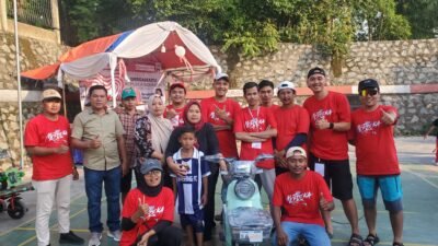 Panitia bersama warga membagikan hadiah utama berupa sepeda listrik pada puncak perayaan HUT ke-80 RI, disaksikan ratusan warga yang memadati lokasi acara.