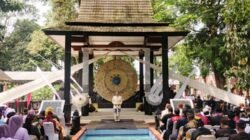Bupati Ciamis Herdiat Sunarya saat menyampaikan sambutan di acara milangkala ke- 16 gong perdamaian dunia di situs Karangkamulyan, Selasa (9/9/2025). (Foto: Abid)
