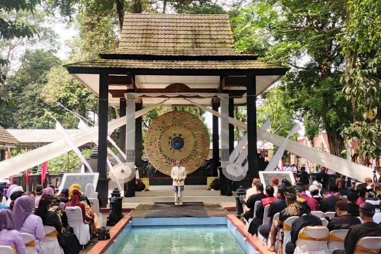 Bupati Ciamis Herdiat Sunarya saat menyampaikan sambutan di acara milangkala ke- 16 gong perdamaian dunia di situs Karangkamulyan, Selasa (9/9/2025). (Foto: Abid)