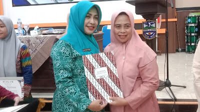 Istri Wali Kota Banjar, Hetty Puspitawati Sudarsono (kiri), menyerahkan penghargaan kepada Kepala Desa Waringinsari, Kuswanti (kanan) di Aula Desa Langensari, Kamis, 30 Nobember 2025. (Foto: Istimewa)