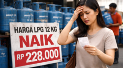 Seorang perempuan terlihat kaget melihat struk harga elpiji 12 kg di depan tumpukan tabung gas dengan papan informasi kenaikan harga Rp 228.000.