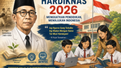 Ilustrasi Hari Pendidikan Nasional 2026 menampilkan Ki Hajar Dewantara, siswa belajar di kelas, dan guru membimbing dengan latar bendera Indonesia serta sekolah.