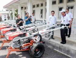 Dorong Petani Makin Maju Dalam Perkembangan Ekonomi, Bupati Beri Bantuan Alsintan