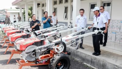 Dorong Petani Makin Maju Dalam Perkembangan Ekonomi, Bupati Beri Bantuan Alsintan