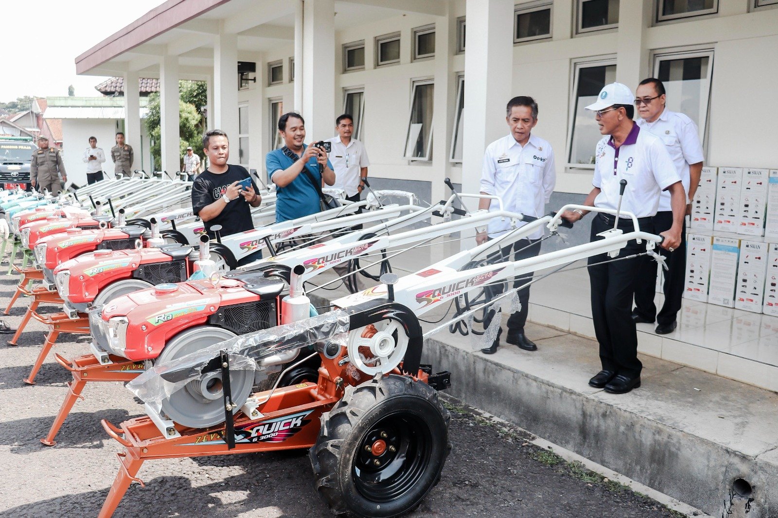Dorong Petani Makin Maju Dalam Perkembangan Ekonomi, Bupati Beri Bantuan Alsintan