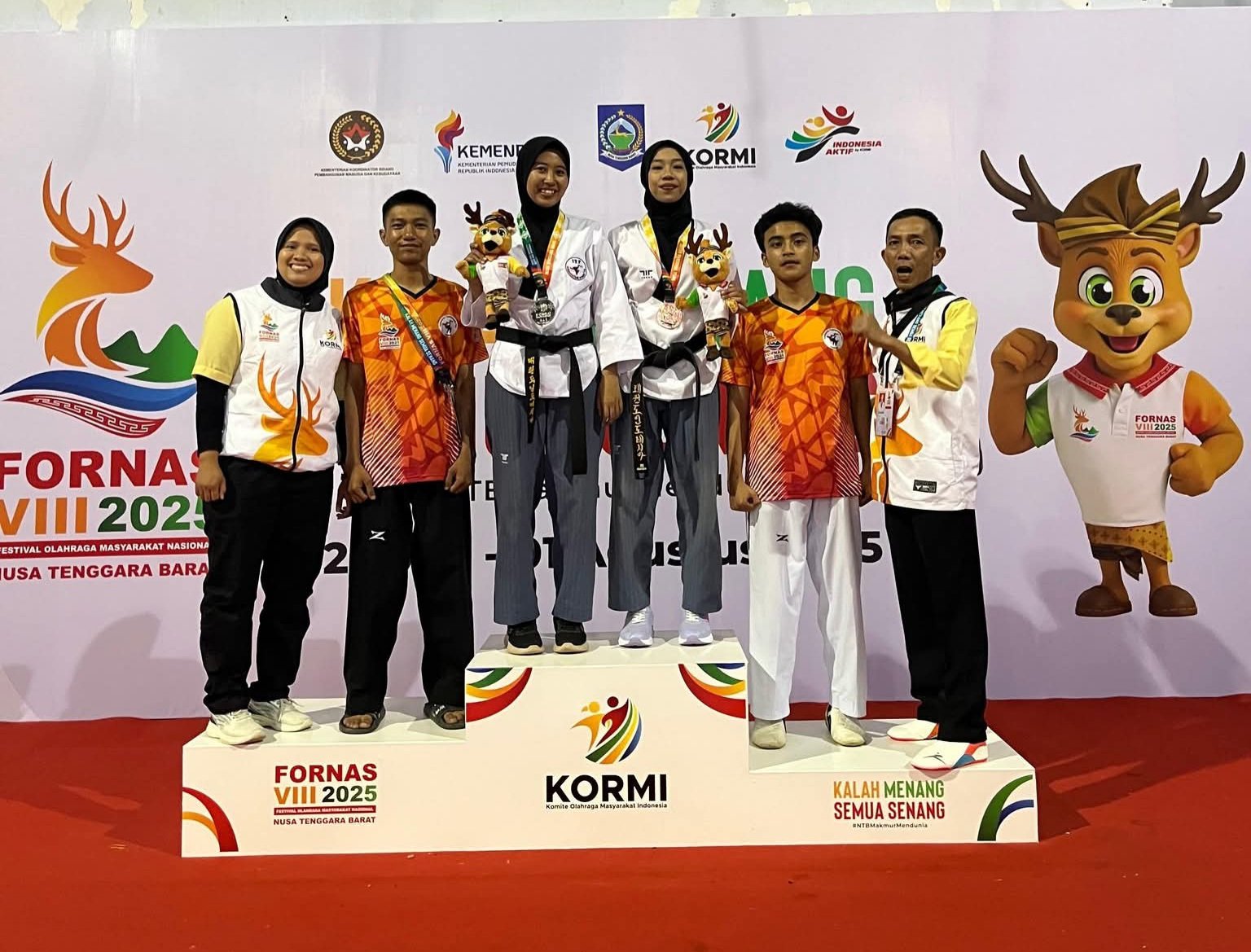 Atlet taekwondo yang tampil gemilang dan sukses meraih medali di ajang FORNAS VIII 2025 Nusa Tenggara Barat. Event olahraga ini disebut mendorong perputaran ekonomi hingga Rp800 miliar selama pelaksanaan 26 Juli-1 Agustus 2025. (Foto: Istimewa)